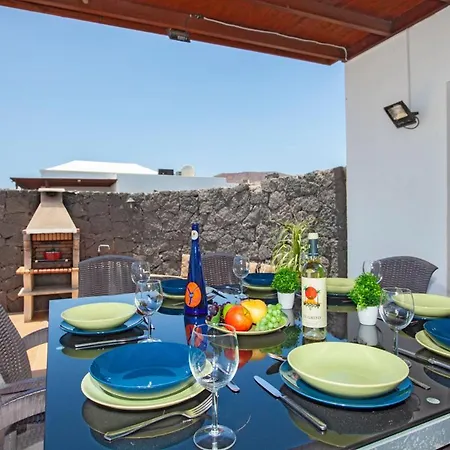 Playa Blanca Sleeps 12 With Pool Air Con And Wifi Villa *